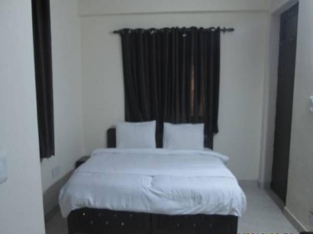 Charanpahari Hotel Nova Deli Quarto foto